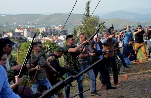 Σε αυτό το ελληνικό χωριό μαζεύονται και πυροβολούν τον Ιούδα