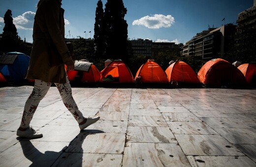 Πρόσφυγες και μετανάστες κατασκήνωσαν στην πλατεία Συντάγματος