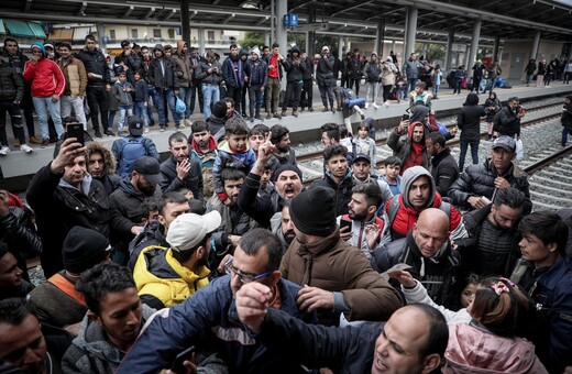 Πρόσφυγες και μετανάστες κατέλαβαν τον Σταθμό Λαρίσης - Ζητούν να μεταφερθούν στα σύνορα