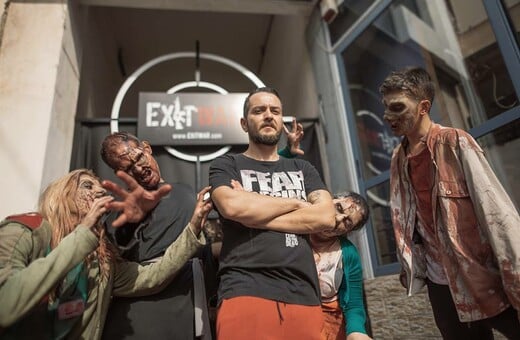 Ο Θοδωρής Ελευθεριάδης έχει φτιάξει τα πιο φρικιαστικά escape rooms της Αθήνας