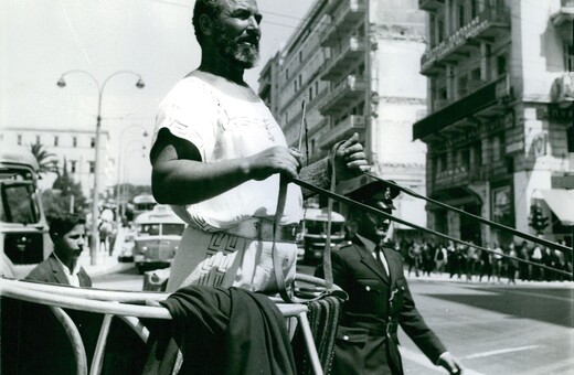Ένας «αρχαίος Έλληνας» που κυκλοφορούσε με άρμα στην πλατεία Συντάγματος, το 1965