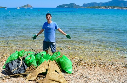 Ο Οδυσσέας βουτά στον βυθό της θάλασσας για σκουπίδια από τα 14 του