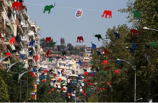 Εκατοντάδες ελεφαντάκια στον ουρανό της Θεσσαλονίκης προς τιμήν της Ινδίας