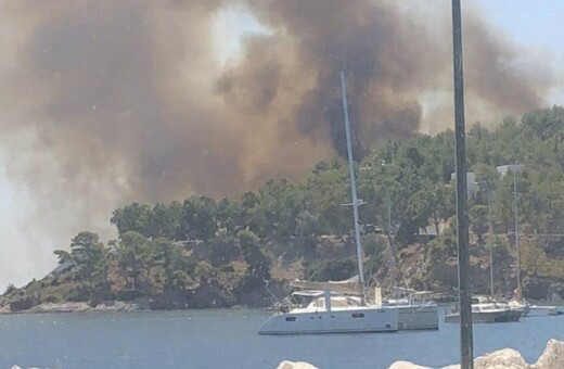 Φωτιά στη Λέρο: Το Λιμενικό απομάκρυνε λουόμενους με σκάφος