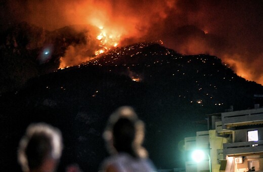 Φωτιά στο Λουτράκι: Συνεχίζεται η μάχη με τις φλόγες - Προβλέπεται δύσκολη νύχτα