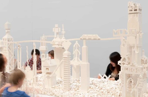 Μια πόλη από λευκά τουβλάκια Lego στην Tate Modern