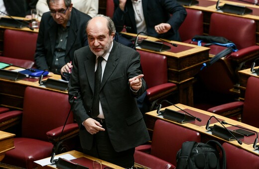 Λιποθύμησε ο Τρύφωνας Αλεξιάδης στη Βουλή -Κλήθηκε ασθενοφόρο