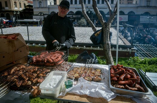 Τσικνοπέμπτη: Ψησταριές, κρέατα και χοροί στην Βαρβάκειο