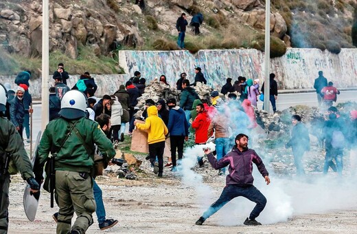 Εκρηκτική η κατάσταση στη Λέσβο: Συνεχίζεται η ένταση μετά τα χθεσινά χημικά σε μετανάστες