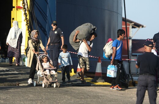 Πέτσας: Οι έξι ειδικές ρυθμίσεις για το άσυλο στους πρόσφυγες