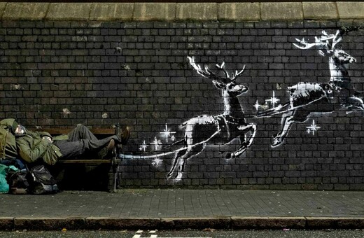 Το νέο έργο του Banksy για τον άστεγο «Άγιο Βασίλη» που σέρνουν οι τάρανδοι