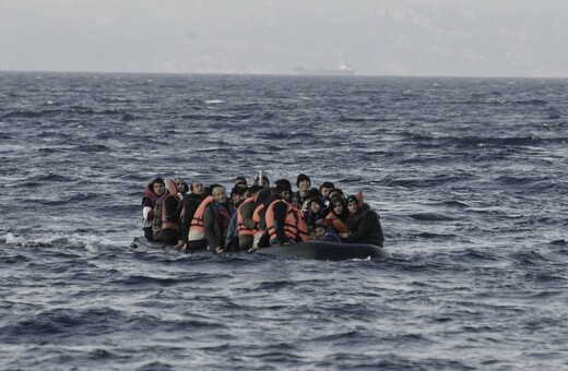 Associated Press: Η Ελλάδα σχεδιάζει πλωτό φράγμα για να ανακόψει πρόσφυγες και μετανάστες στο Αιγαίο