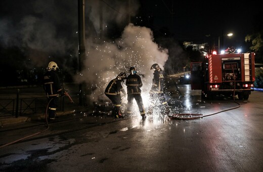 Συνεχίζονται οι εμπρηστικές επιθέσεις στην Αθήνα - Πυρπόλησαν 20 αυτοκίνητα