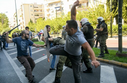 Κλωτσιές, γροθιές, χημικά και μάχες σώμα με σώμα - Οι φωτογραφίες από τα επεισόδια στην Αθήνα