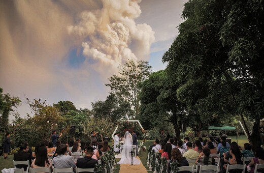 Φιλιππίνες: Γάμος με φόντο το ηφαίστειο που «βρυχάται»