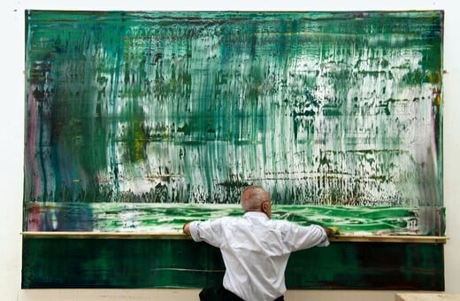 O Gerhard Richter ζωγραφίζει στο στούντιό του