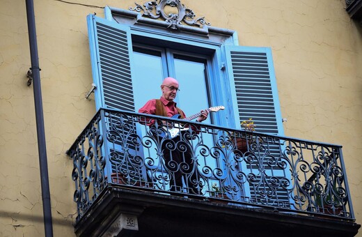 Πώς τραγούδησαν οι Ιταλοί από τα μπαλκόνια τους για να ξορκίσουν τον κορωνοϊό