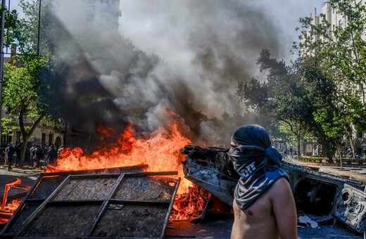 Νύχτα επεισοδίων και διαδηλώσεων στη Χιλή - Δεν έπεισε ο ανασχηματισμός της κυβέρνησης Πινιέρα
