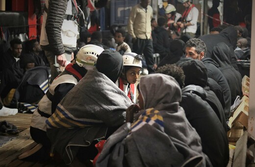 Σε πλοία ΜΚΟ σχεδόν 500 μετανάστες, ψάχνουν λιμάνι να αποβιβαστούν