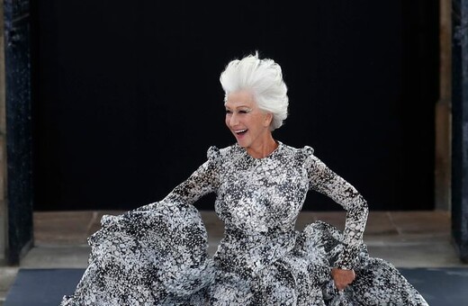 Παρίσι: Ή Έλεν Μίρεν ορμά ξυπόλυτη στην πασαρέλα - Σε ρόλο μοντέλου στα 74 της χρόνια