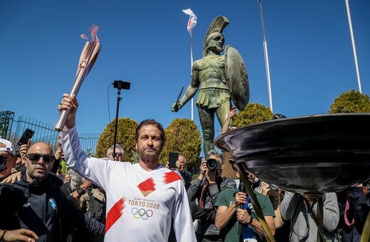 Η EOE διέκοψε την Ολυμπιακή Λαμπαδηδρομία - Μετά την κοσμοσυρροή για τον Τζέραρντ Μπάτλερ