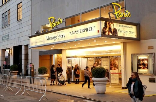 To Netflix σώζει το ιστορικό σινεμά «Paris» στη Νέα Υόρκη για να προβάλλει εκεί τις δικές του ταινίες