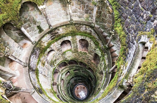 Ο «ανεστραμμένος πύργος» της Quinta da Regaleira: Ένα πηγάδι μύησης βγαλμένο από τους μύθους των Ναϊτών