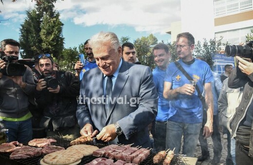 Ο Ψωμιάδης ψήνει σουβλάκια στο ρατσιστικό μπάρμπεκιου έξω από προσφυγικό καταυλισμό στα Διαβατά