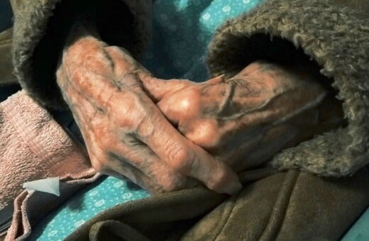 Τι έμαθα φροντίζοντας μια 91χρονη με άνοια σε ένα χωριό της Αγγλίας
