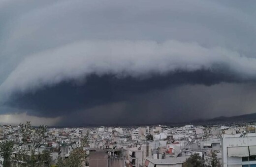 Shelf cloud: Τι είναι το εντυπωσιακό σύννεφο που κυριάρχησε σήμερα στον ουρανό της Αττικής