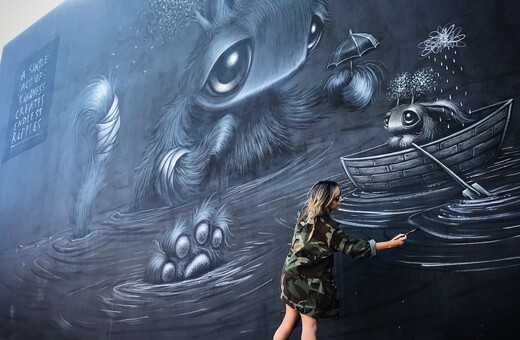 Μία street artist δημιουργεί τα πιο μελαγχολικά πλάσματα με ελπιδοφόρα μηνύματα