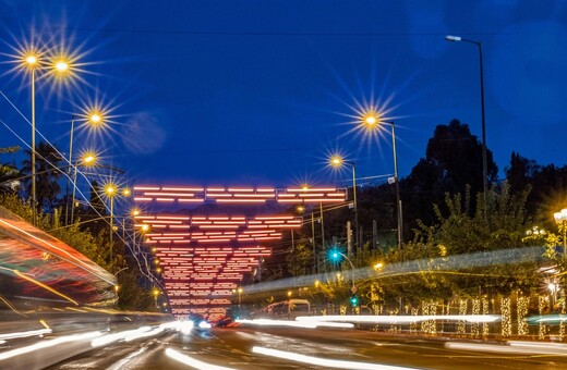 Ο φωτιστής που δημιούργησε τη χριστουγεννιάτικη εγκατάσταση στη Βασιλίσσης Σοφίας μιλά στη LiFO για την τέχνη του