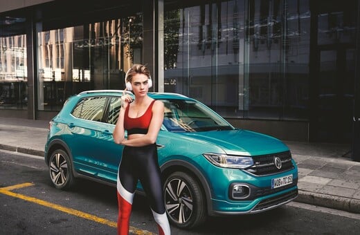To νέο VW T-Cross στα χέρια της Cara Delevingne