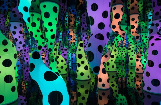 10 εικόνες από τα Infinity Rooms της Yayoi Kusama για να τριπάρεις εντελώς