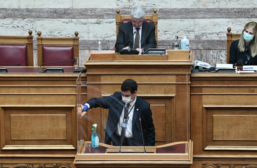 Μάσκες,διαχωριστικό πλεξιγκλάς και πολύ απολυμαντικό - Οι εικόνες από τη Βουλή σήμερα