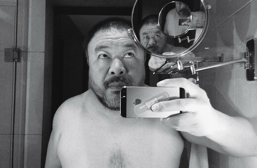 Ο Ai Weiwei μιλά στη LIFO: «Ο ΠΟΥ και η Κίνα διέπραξαν έγκλημα»