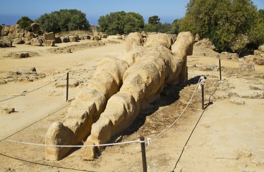 Σικελία: Κολοσσιαίο άγαλμα τοποθετείται ξανά μπροστά από αρχαίο ελληνικό ναό