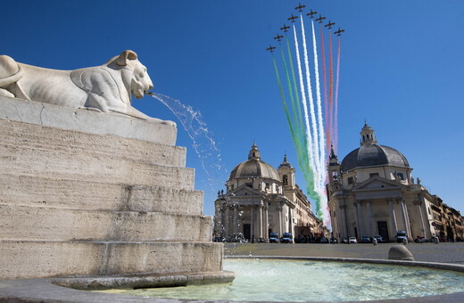 Οι Ιταλοί τραγουδούν Bella Ciao στα μπαλκόνια - Μαχητικά χρωμάτισαν τον ουρανό της Ρώμης για την Ημέρα Απελευθέρωσης