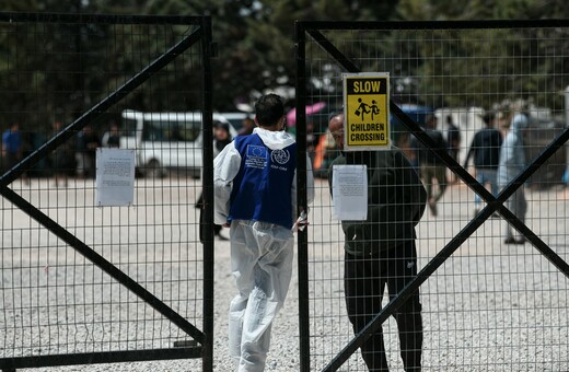 Συναγερμός στη Μαλακάσα: 4 άτομα έσπασαν την καραντίνα στη δομή - Δύο συνελήφθησαν στον σταθμό Λαρίσης
