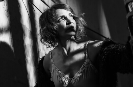 «The Series Noir / Gone»: Η Κωνσταντίνα Τάκαλου, το παρελθόν κι ένα κοντραμπάσο