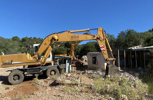 Κατεδαφίζονται τα αυθαίρετα στη Μάνδρα - Χατζηδάκης: Ακολουθεί το Μάτι