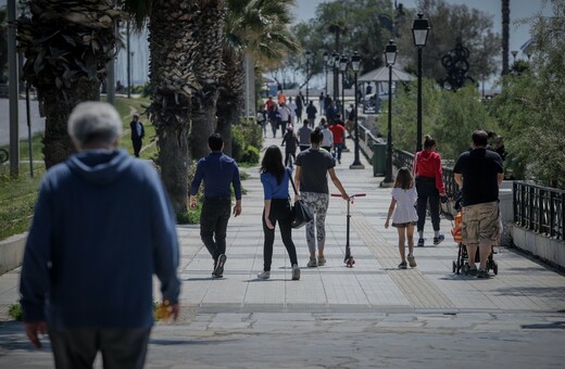 «Μετακίνηση 6»: Πολίτες βγήκαν για μία μικρή βόλτα στον ήλιο, τηρώντας τις αποστάσεις ασφαλείας