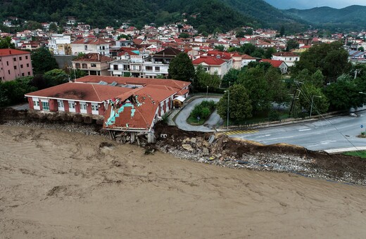 Κυκλώνας «Ιανός»: 2 νεκροί, 2 αγνοούμενοι, καταστροφές και χιλιάδες πλημμυρισμένα σπίτια
