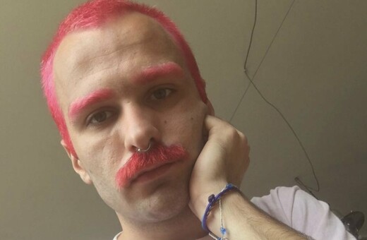 Εξάρχεια: Ο ΛΟΑΤΚΙ ακτιβιστής Ηλίας Γκιώνης καταγγέλλει αναίτια σύλληψή του από ομοφοβικούς αστυνομικούς που τον χλεύαζαν