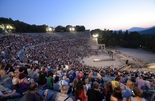 Ηθοποιοί για ακύρωση εκδηλώσεων: «Στο καράβι δεν κολλάει, αλλά στο θέατρο κολλάει;»