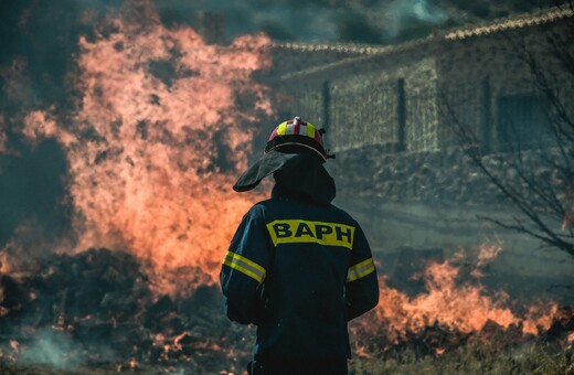 Φωτιά: Μήνυμα εκκένωσης και στους κατοίκους της Αναβύσσου από το 112