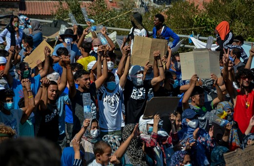 Λέσβος: Διαμαρτυρία προσφύγων στο μπλόκο της Αστυνομίας - Ζητούν να φύγουν από το νησί