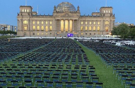 Βερολίνο: 13.000 καρέκλες για τη Μόρια μπροστά από το γερμανικό Κοινοβούλιο