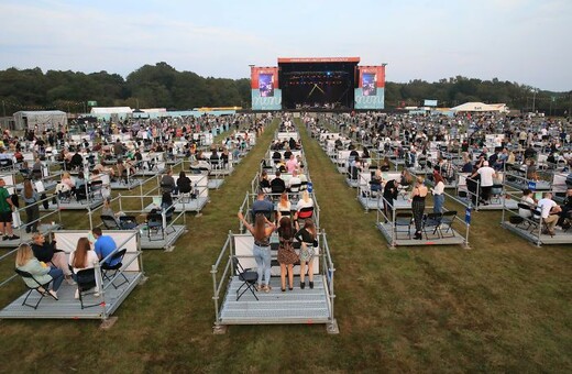 Βρετανία: Η πρώτη συναυλία με κοινωνική απόσταση δείχνει (μάλλον) το μέλλον των συναυλιών