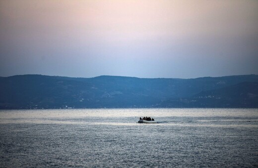 New York Times: Η Ελλάδα στέλνει πίσω πρόσφυγες και μετανάστες εγκαταλείποντάς τους σε βάρκες, στη θάλασσα